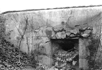Fort EbenEamel - zniszczony bunkier.