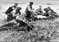 Niemieccy spadochroniarze w Koryncie, Grecja, krótki odpoczynek na polu. 27 maja 1941r. 