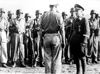 Kapitan Otto Skorzeny odbierający rozkazy przed akcją uwolnienia Mussoliniego. 21 kwietnia 1943r.
