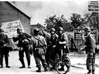 Nazistowskie jednostki spadochronowe na drodze w pobliżu słynnego lotniska Waalhaven w Rotterdamie podczas niemieckiej inwazji na Holandię w 1940 r.   