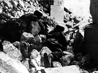 Spadochroniarze w ruinach klasztoru Monte Cassino. Kwiecień 1944r. 