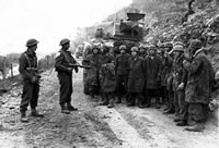 Niemieccy jeńcy wojenni po Monte Cassino.